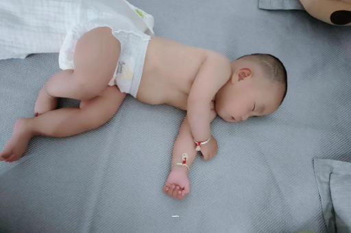 安吉宝宝胳膊上起红疙瘩